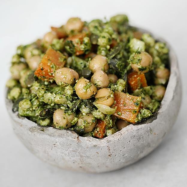 Ensalada de kale con garbanzos y nueces. 