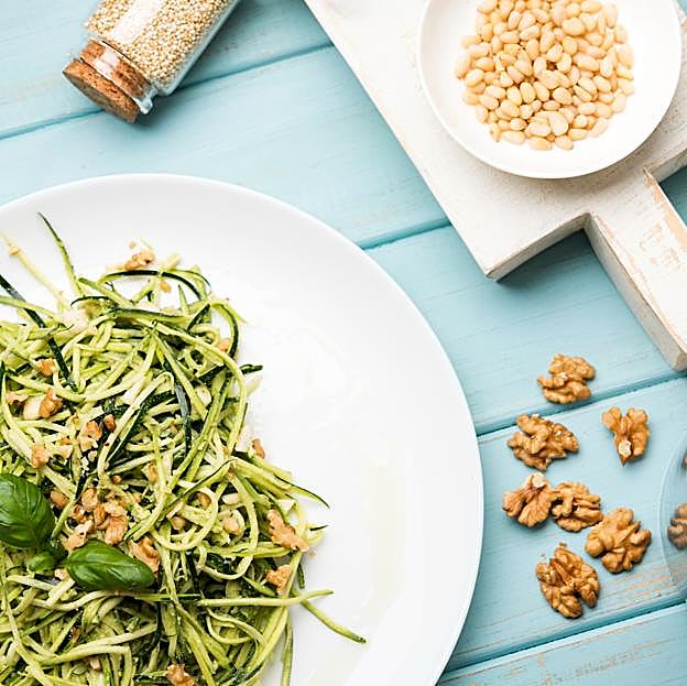 Espaguetis de calabacín y manzana con pesto de aguacate y nueces. 