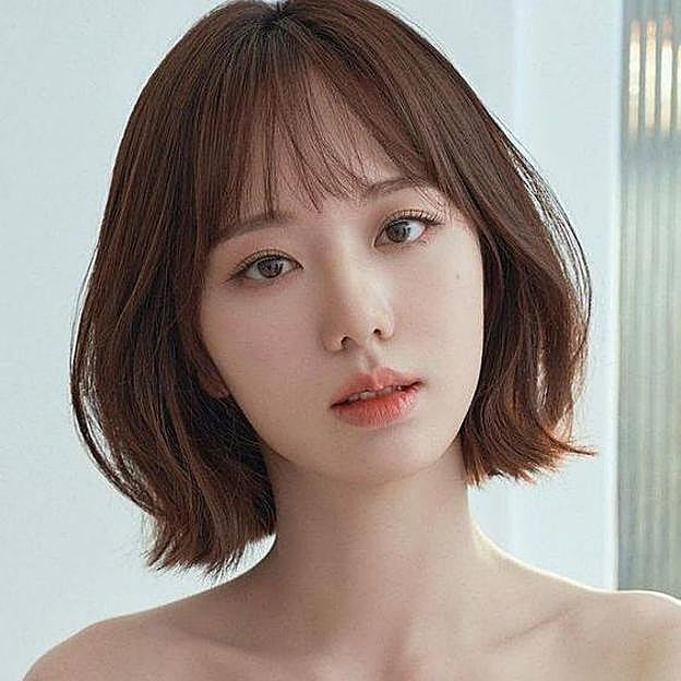 Modelo con flequillo coreano en pelo corto