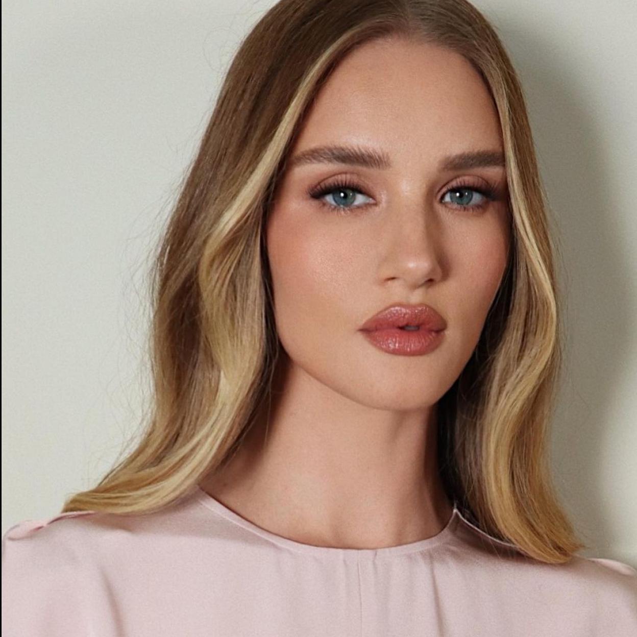 La modelo Rosie Huntington-Whiteley con un color de labios natural.