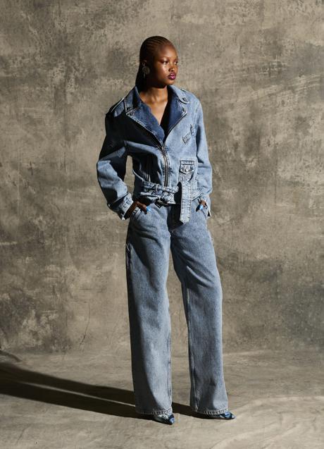 Imagen - Look dénim de la colección M05CH1N0 JEANS