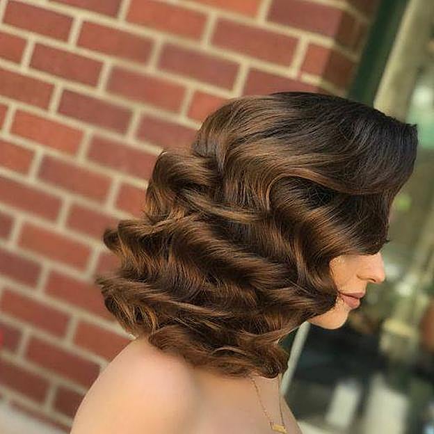 Mujer con peinado de ondas al agua para boda en corte de pelo bob