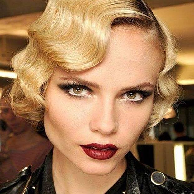 Natasha Poly con ondas al agua para pelo corto