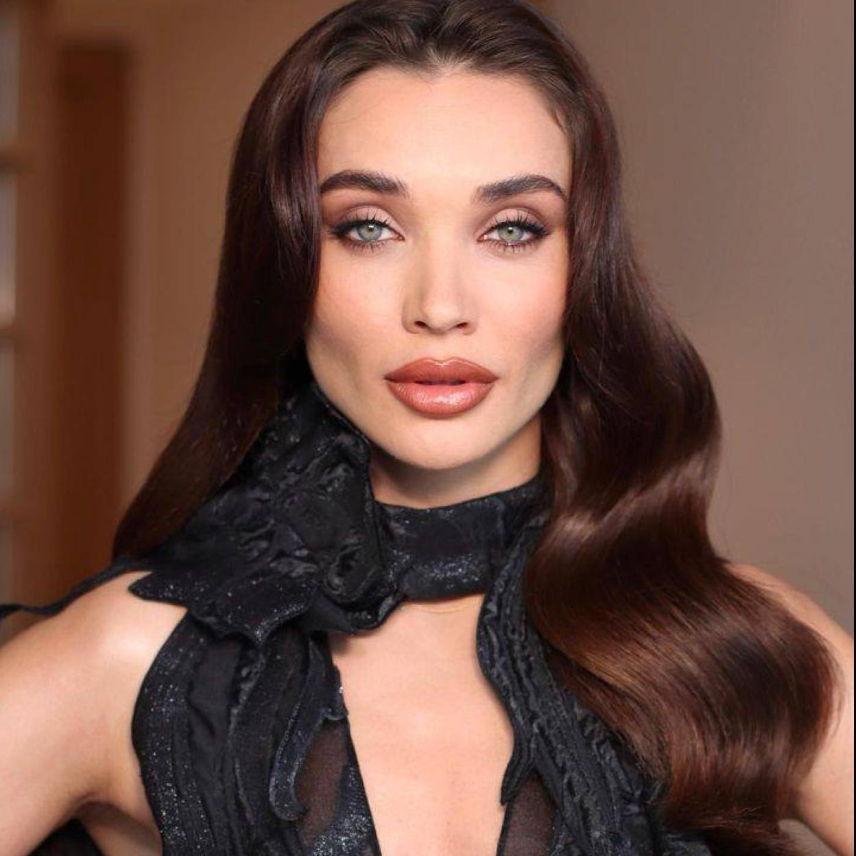 Amy Jackson con peinado de ondas al agua