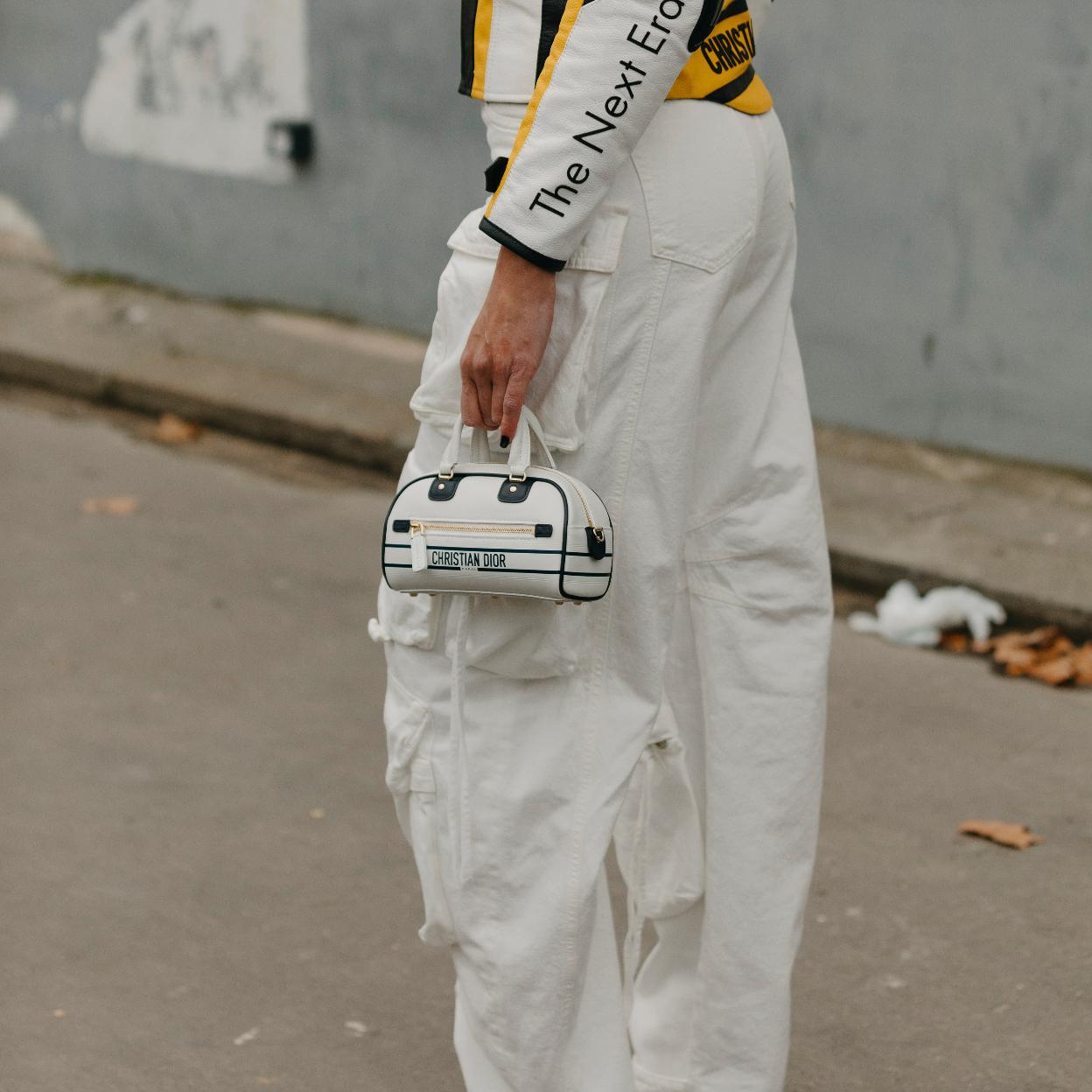 Un look de sreet style con pantalones cargo.