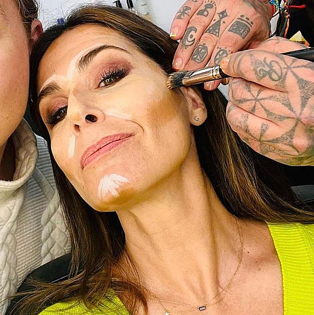 Nuria Roca haciéndose un maquillaje con la técnica del contouring.