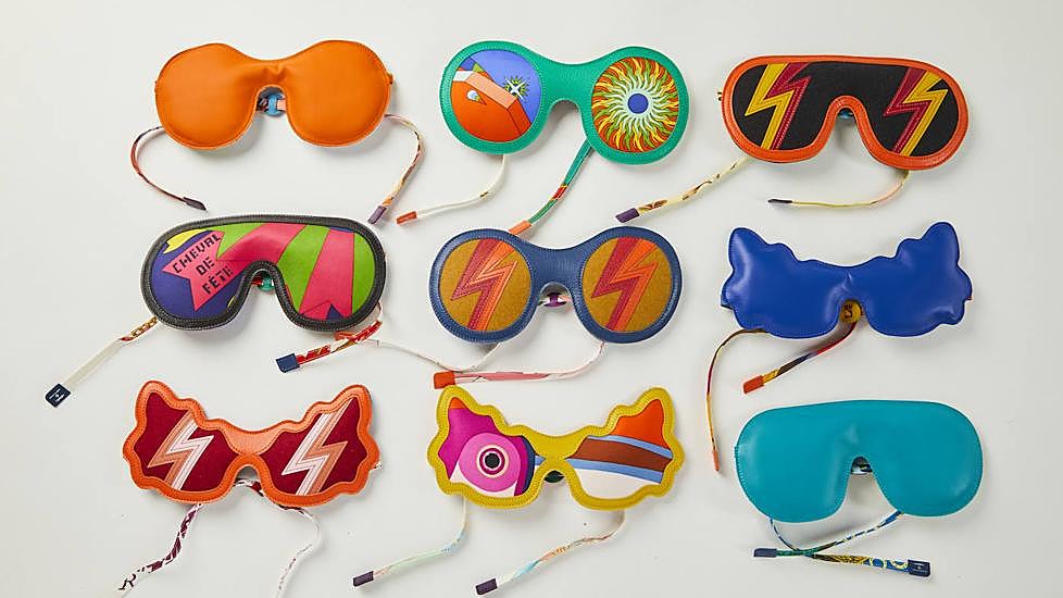 Antifaces confeccionados con restos de seda y cuero de otras producciones de Hermès.