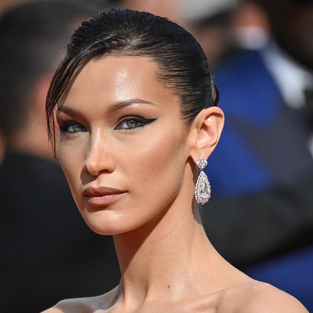 Bella Hadid luce una piel bronceada.