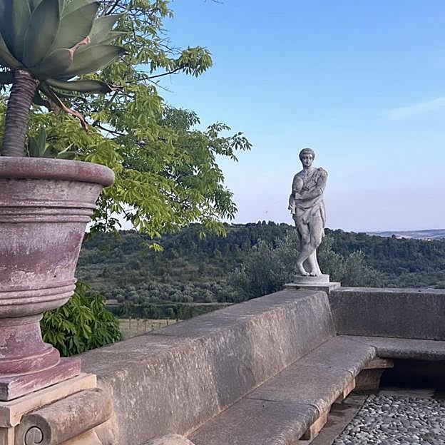 Imagen principal - Fotografías de la villa compartidas por Edgardo Osorio en Instagram.