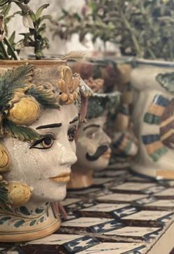 Imagen secundaria 2 - Fotografías de la villa compartidas por Edgardo Osorio en Instagram.