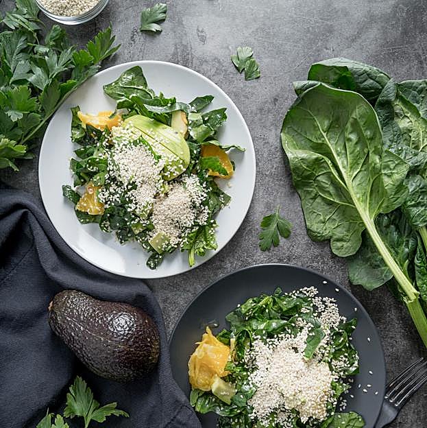 Ensalada saludable con espinacas. 