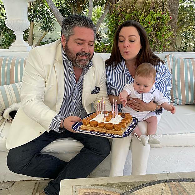 Rebecca Victoria y el hijo de la Gran Duquesa rusa soplando las velas en Túnez