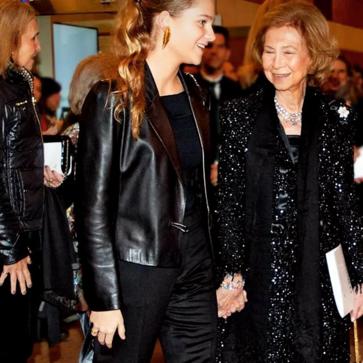 Imagen secundaria 1 - Irene Urdangarin en el funeral de Constantino de Grecia y en Madrid junto a su abuela la reina Sofía.