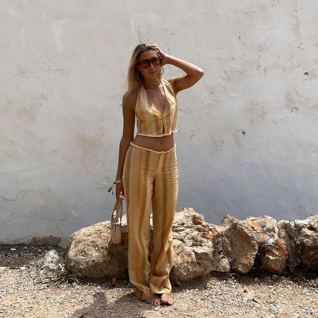 La influencer lleva el conjunto setentero viral de Zara