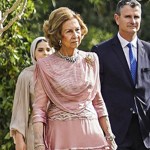 La reina Sofía, muy elegante, se reencuenta con Juan Carlos en la boda de Hussein de Jordania: así es el espectacular look de la emérita