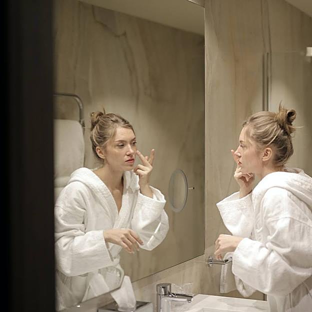 Mujer haciendo rutina de skincare de noche