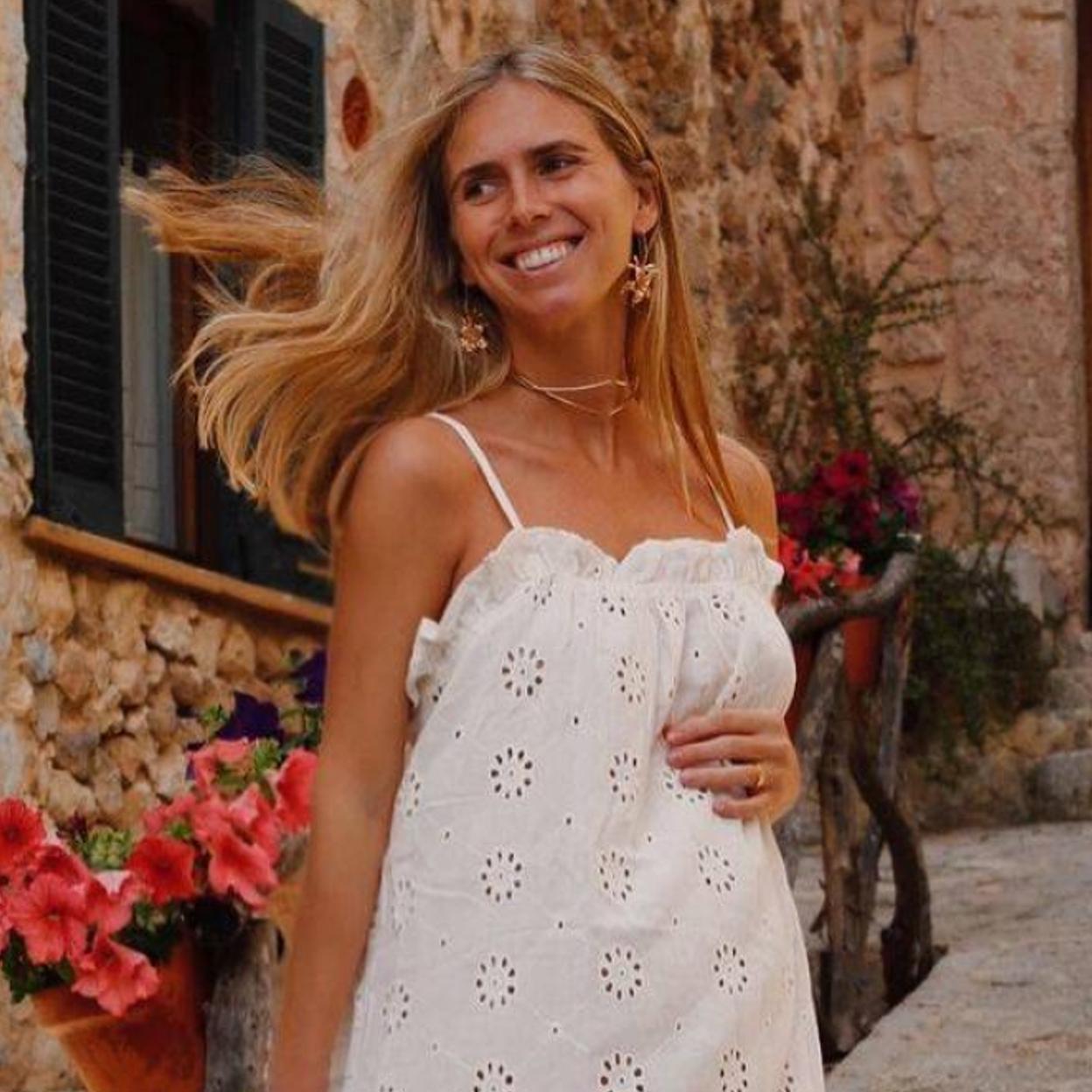 Influencer con vestido blanco bordado viral