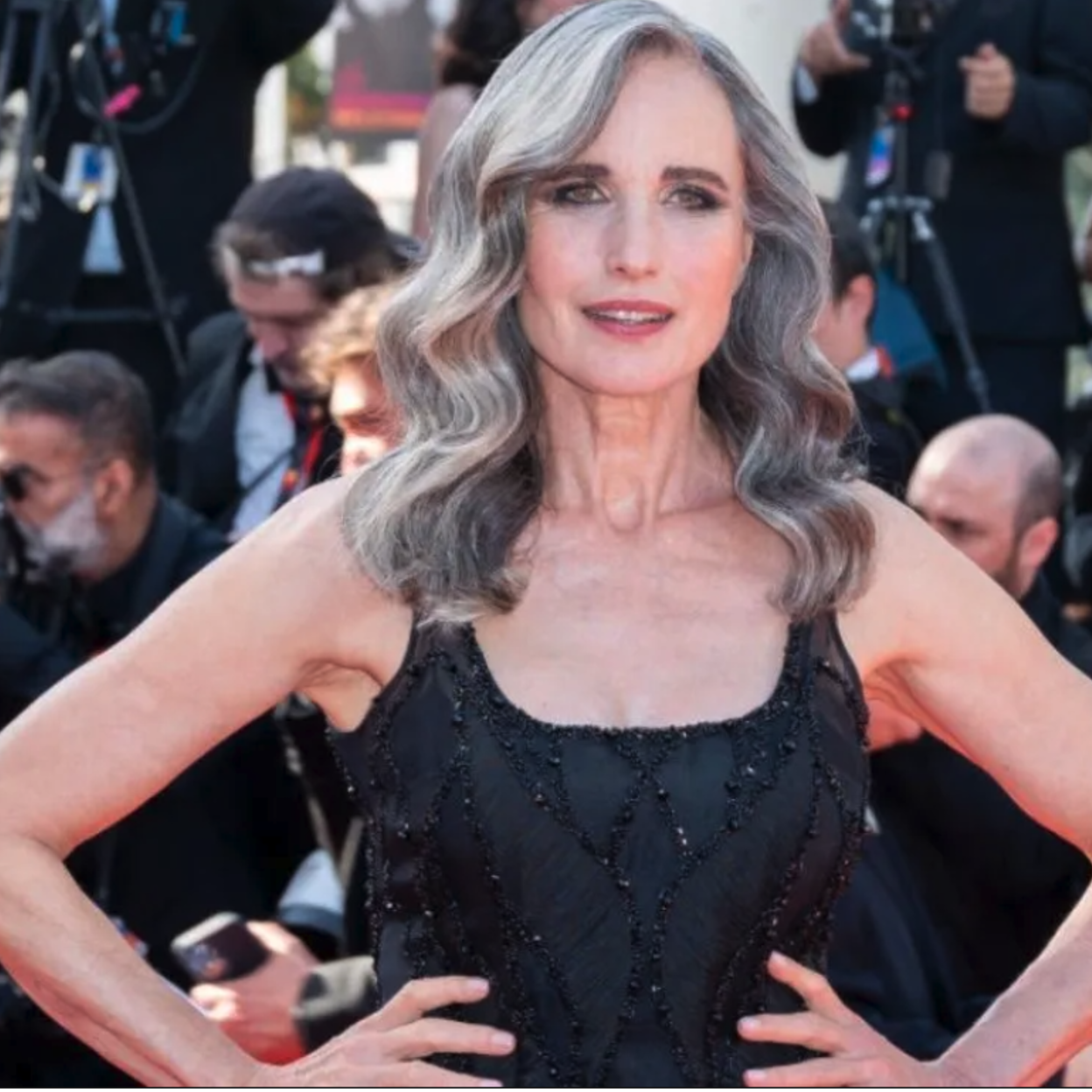 Andie MacDowell con mechas blancas para disimular canas