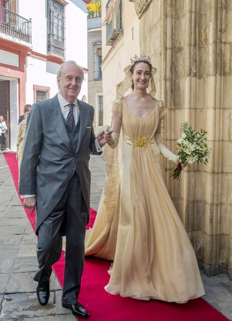 Imagen - Sol de Medina del brazo de su padre, el duque de Segorbe, Ignacio Medina. / GTRES