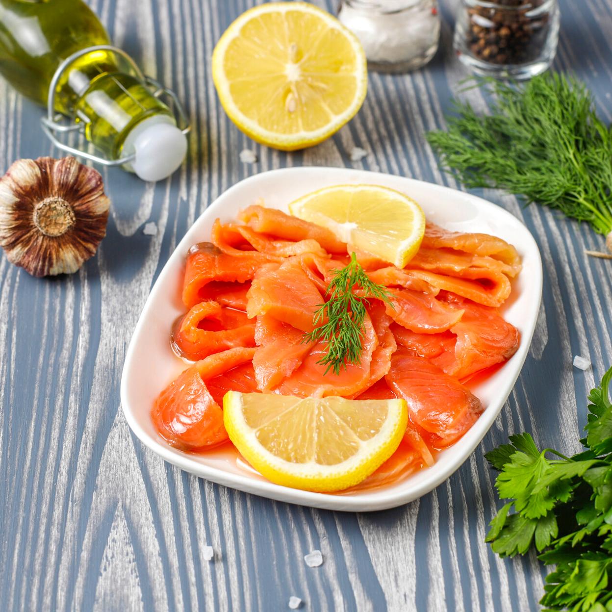 Rodajas de salmón ahumado fresco. 