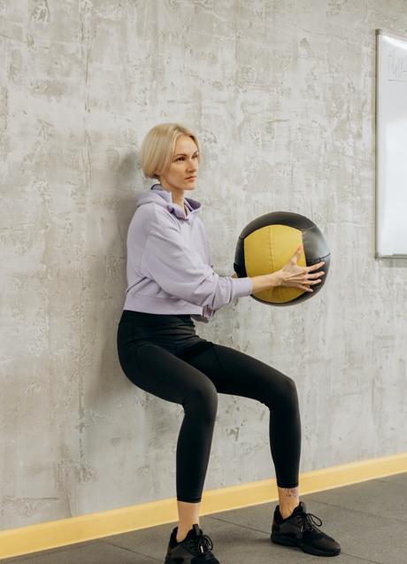 Imagen - Mujer entrenando con pelota/PEXELS