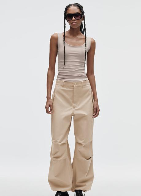 Imagen - Tank top elástico de color crema de Zara, 8,95 euros.