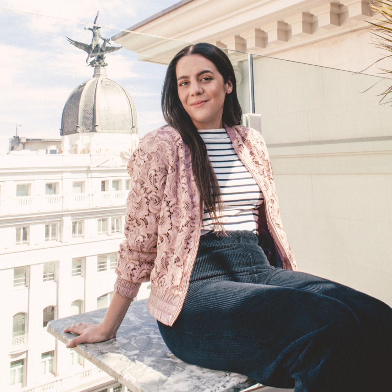 La cantautora Valeria Castro lleva cazadora de encaje de Guess y camiseta y pantalón de Mango.