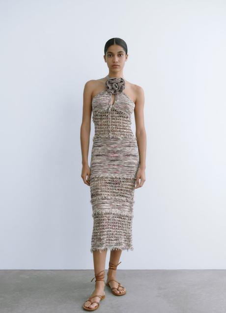 Imagen - Vestido de punto con detalle flor de Zara. Foto: Zara. 