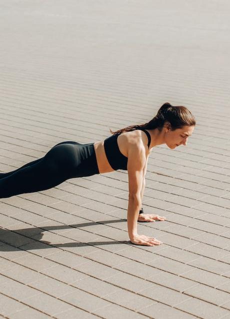 Imagen - Mujer haciendo plancha/PEXELS