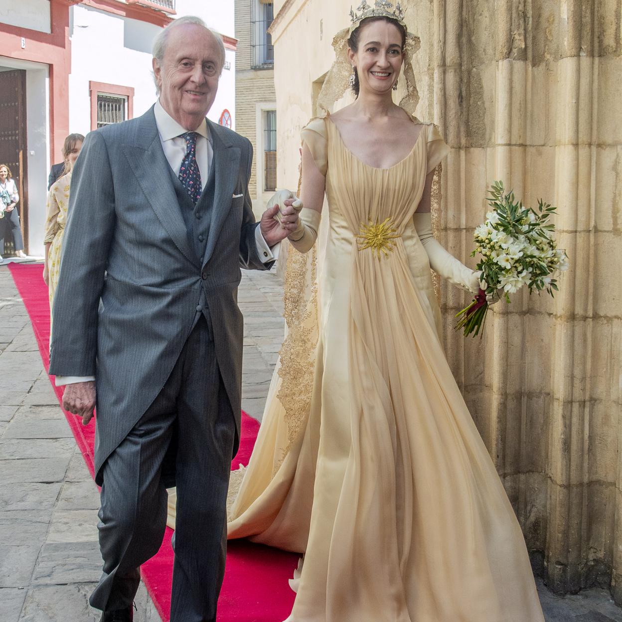 El duque de Segorbe junto a su hija, Sol Medina, el día de su boda con Pedro Domínguez-Majón.
