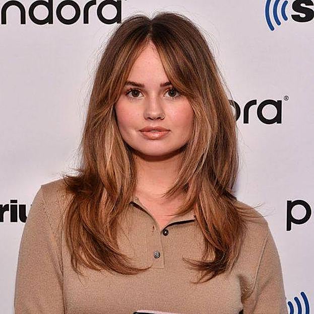 Debby Ryan con flequillo cortina para cara redonda