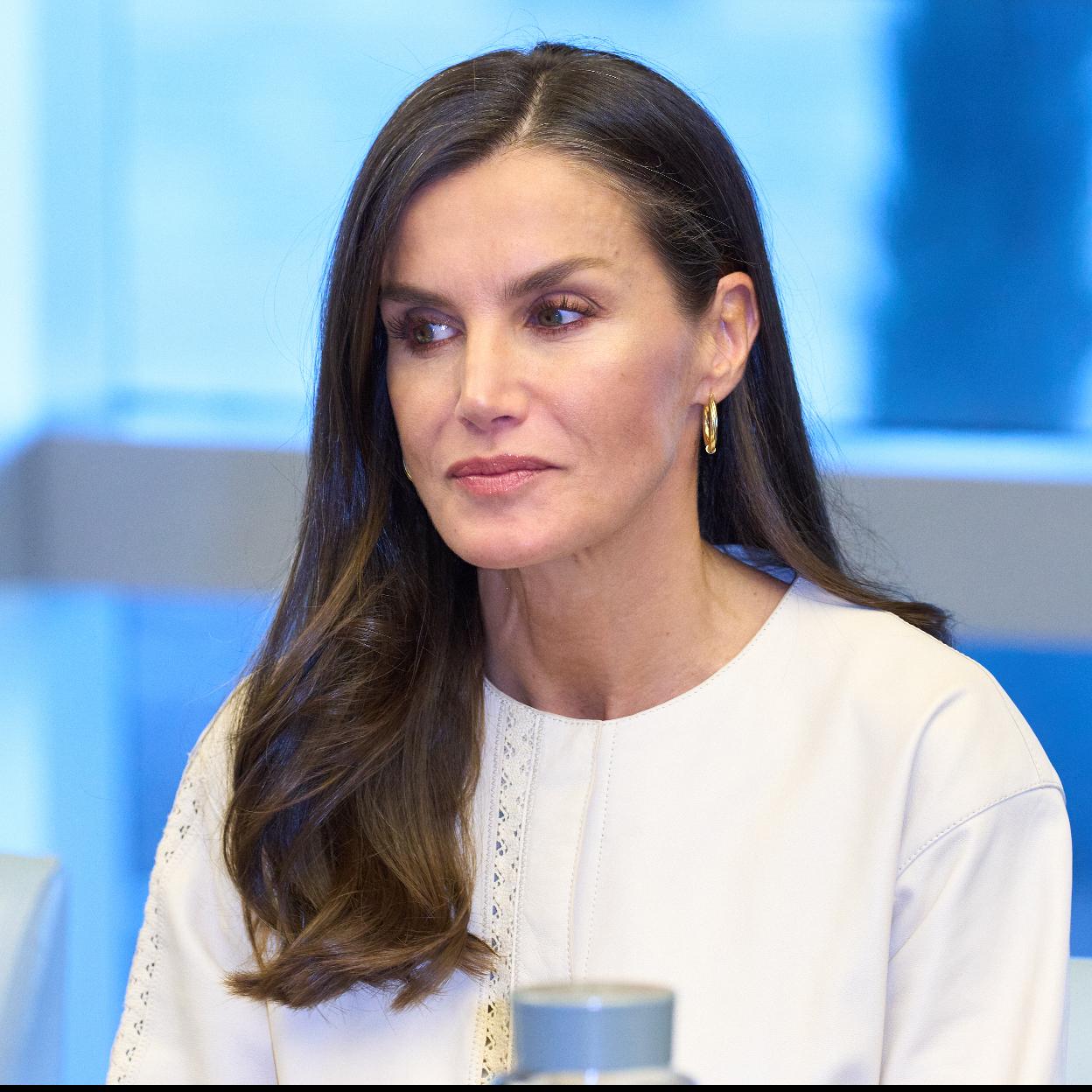 La reina Letizia con un vestido blanco.