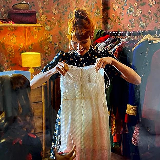 Valeria sujetando el vestido de Zara.