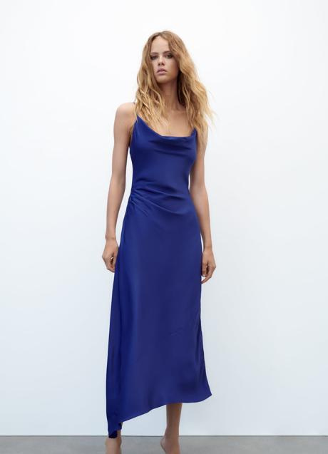 Imagen - Vestido satinado azul de Zara, 39,95 euros.