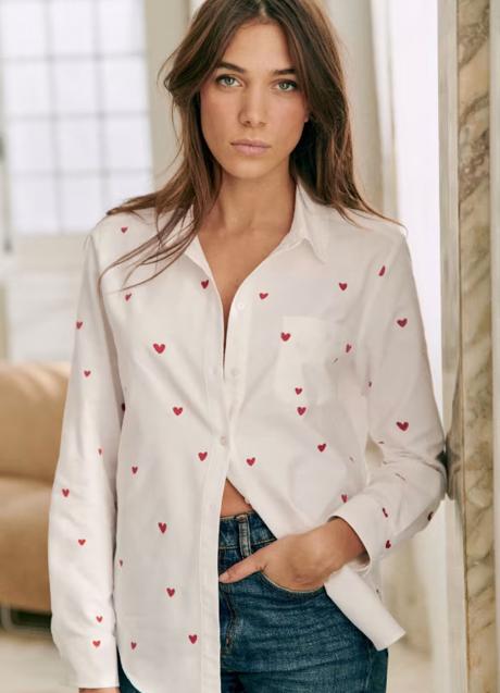 Imagen - Camisa con bordados de corazón de Sézane. Foto: Sézane.