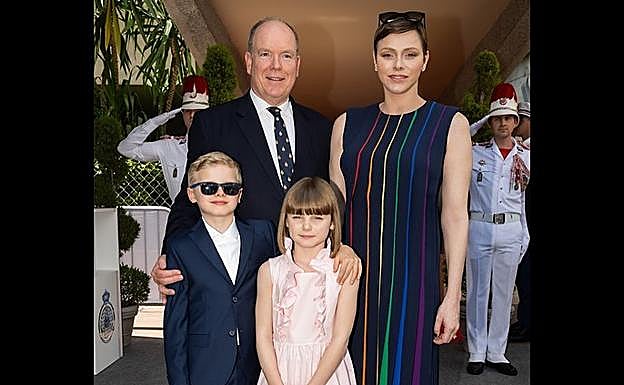 La foto de familia de Alberto y Charlène de Mónaco, junto a sus hijos Jacques y Gabriella, en el Gran Premio de Montecarlo. 