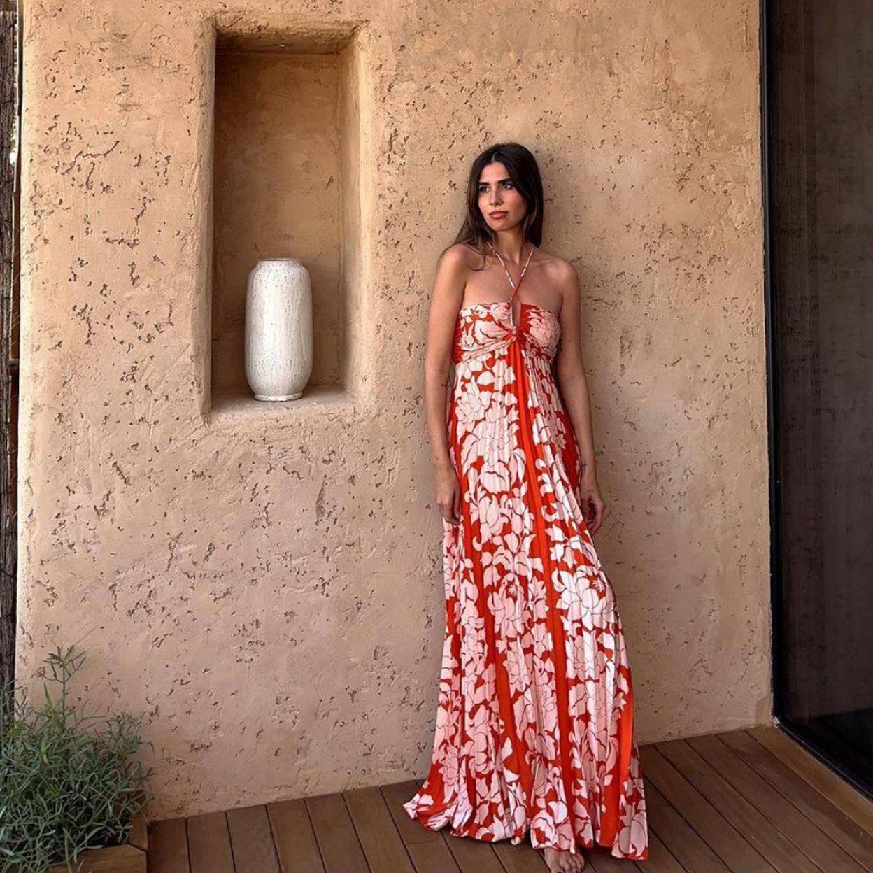 La influencer lleva el vestido largo plisado viral de Mango