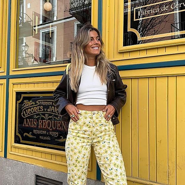 Las camisetas básicas de color blanco que mejor sientan y que iluminan el bronceado