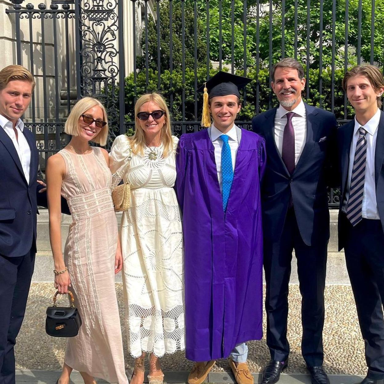La familia royal griega posan juntos en la graduación de Odysseas de Grecia