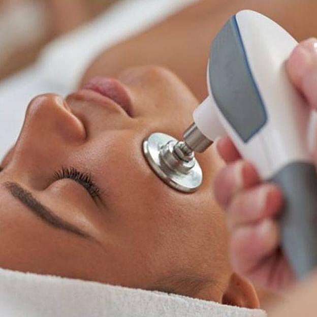 Mujer haciendo Indiba facial