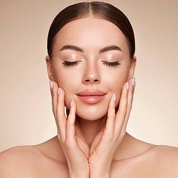 Mujer con piel firme y luminosa