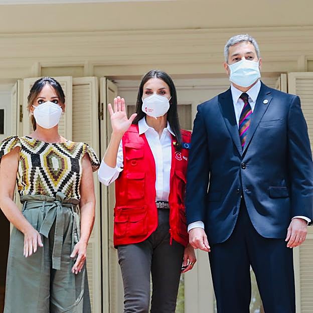 Doña Letizia durante su viaje de colaboración a Paraguay con el criticado chaleco. 