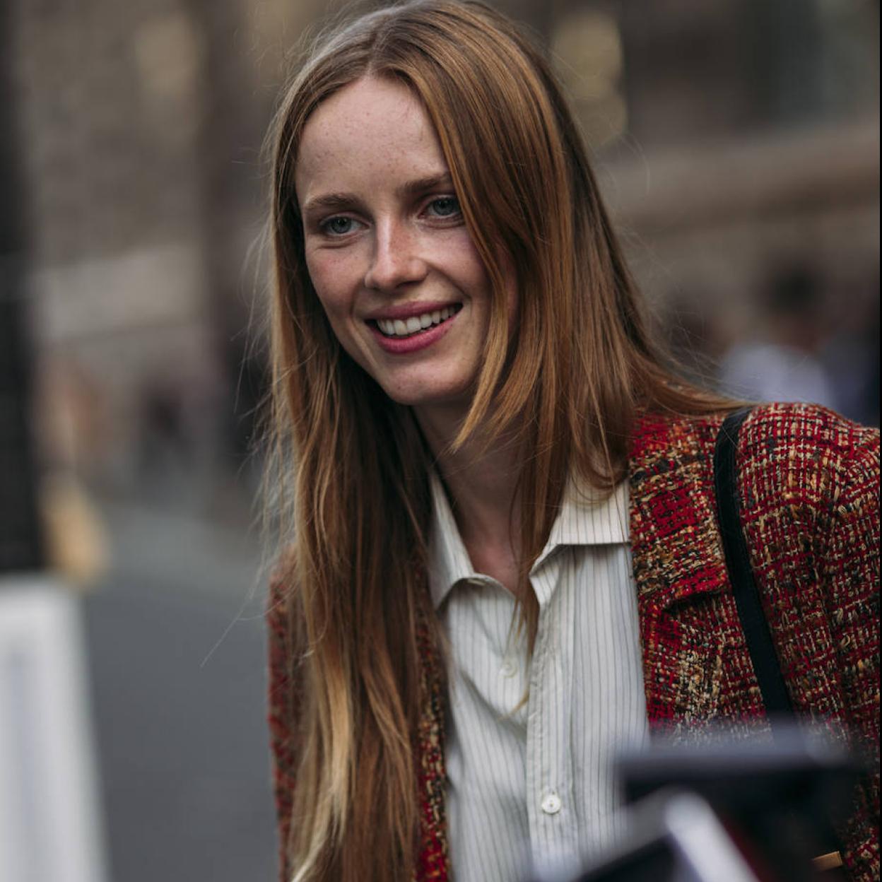 Modelo con pelo brillante y sedoso