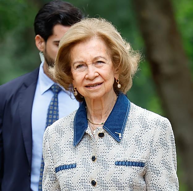 La reina Sofía sorprende en el zoo con un look muy original: así es la chaqueta de estilo denim más atrevida de la emérita