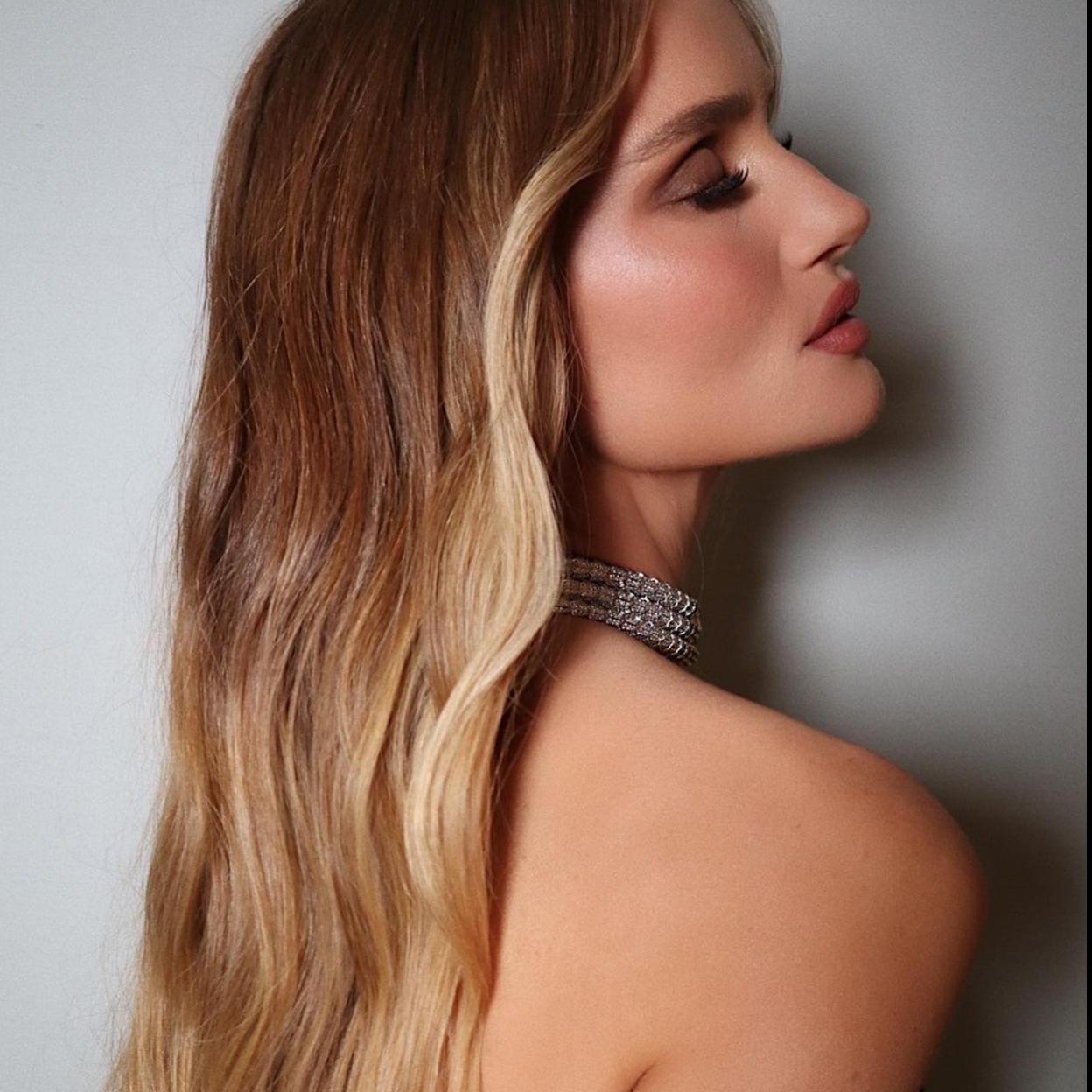 La modelo Rosie Huntington-Whiteley con melena larga.