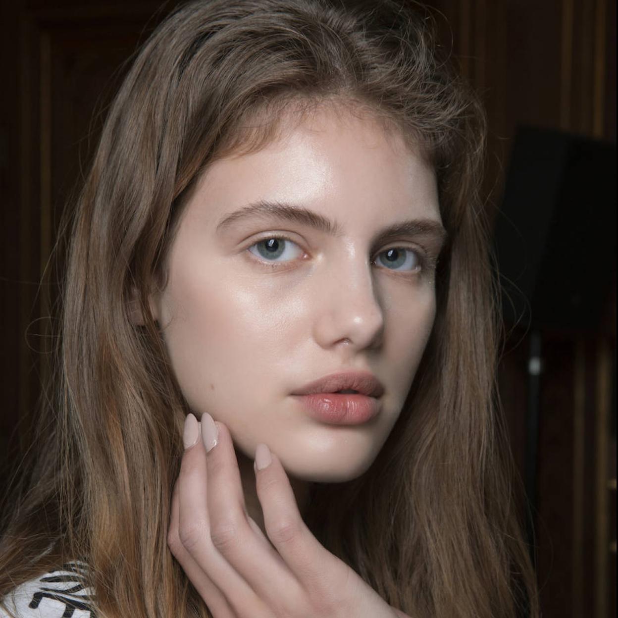 Modelo con pelo y uñas fuertes