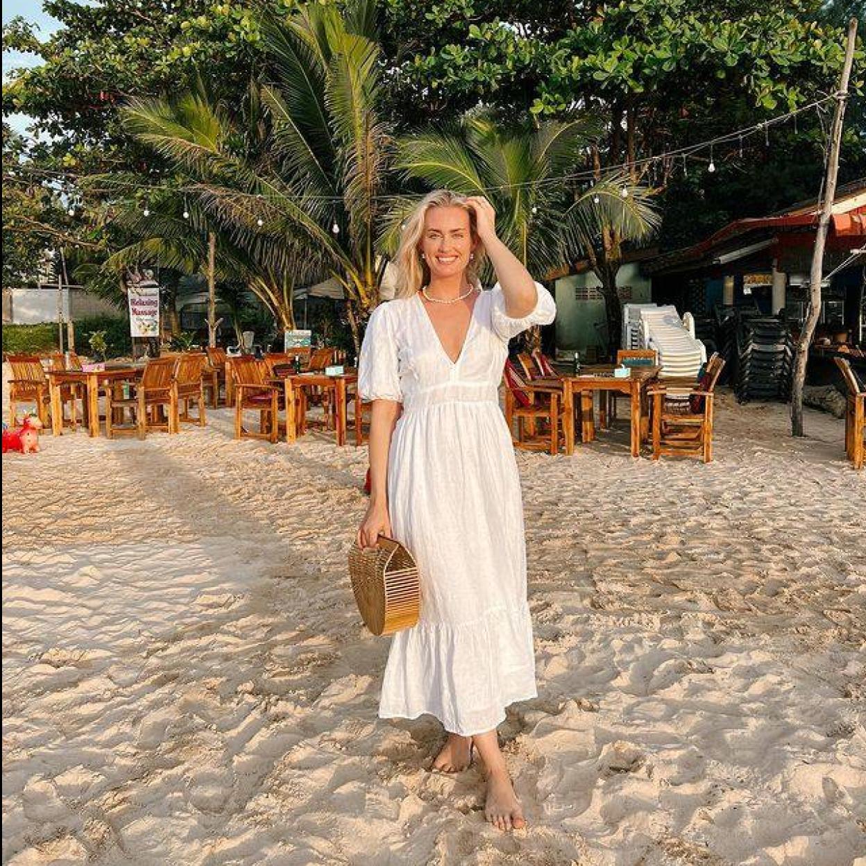 La influencer lleva un look con básicos para verano