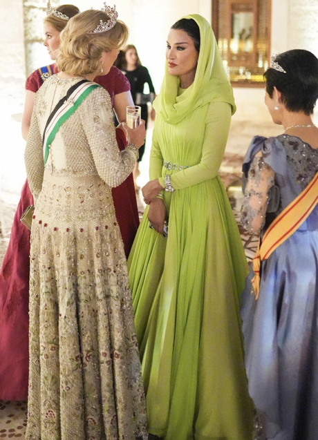 Imagen - La jequesa de Catar, con su imponente Valentino verde limón, charlando con Máxima de Holanda durante el cóctel de la boda en Jordania del príncipe heredero Hassan. (FOTO: D.R.)