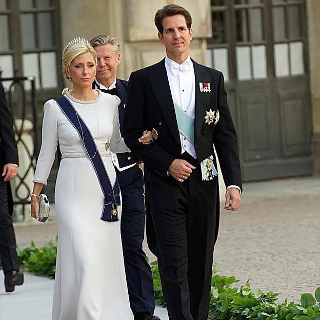 Imagen principal - Pablo de Grecia acompañado por Marie-Chantal Miller, el diseñador Valentino o Charlene de Mónaco fueron algunos de los asistentes a la boda de Magdalena de Suecia. / DR