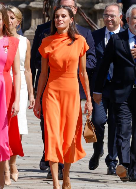Imagen - La reina Letizia con vestido en color naranja. Foto: Gtres.